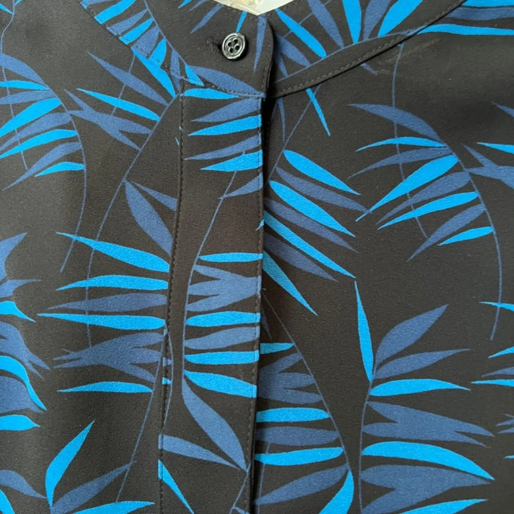 Beautiful black with blue print Anne Klein blouse in Large size - Picture 8 of 11
